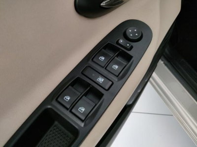 Lancia Ypsilon 1.2 69 CV 5 porte Platinum (12)