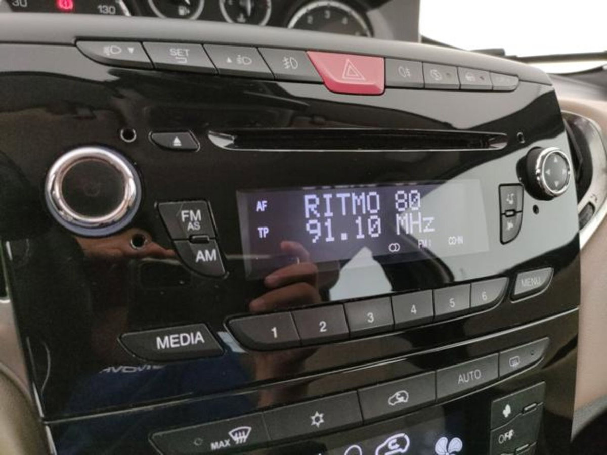 Lancia Ypsilon 1.2 69 CV 5 porte Platinum (8)