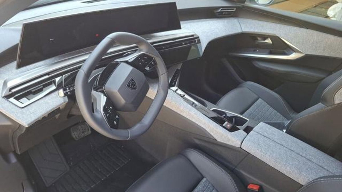 Peugeot 3008 1.2 hybrid GT Exclusive 145cv e-dcs6 (5)