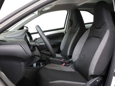 Toyota Aygo X 1.0 Lounge 72cv (8)