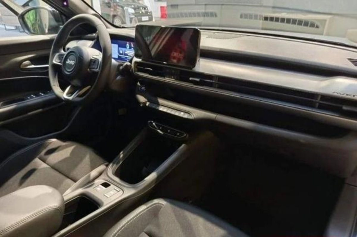 Jeep Avenger 1.2 turbo e-hybrid mhev Black Edition fwd 110cv edct6 (4)
