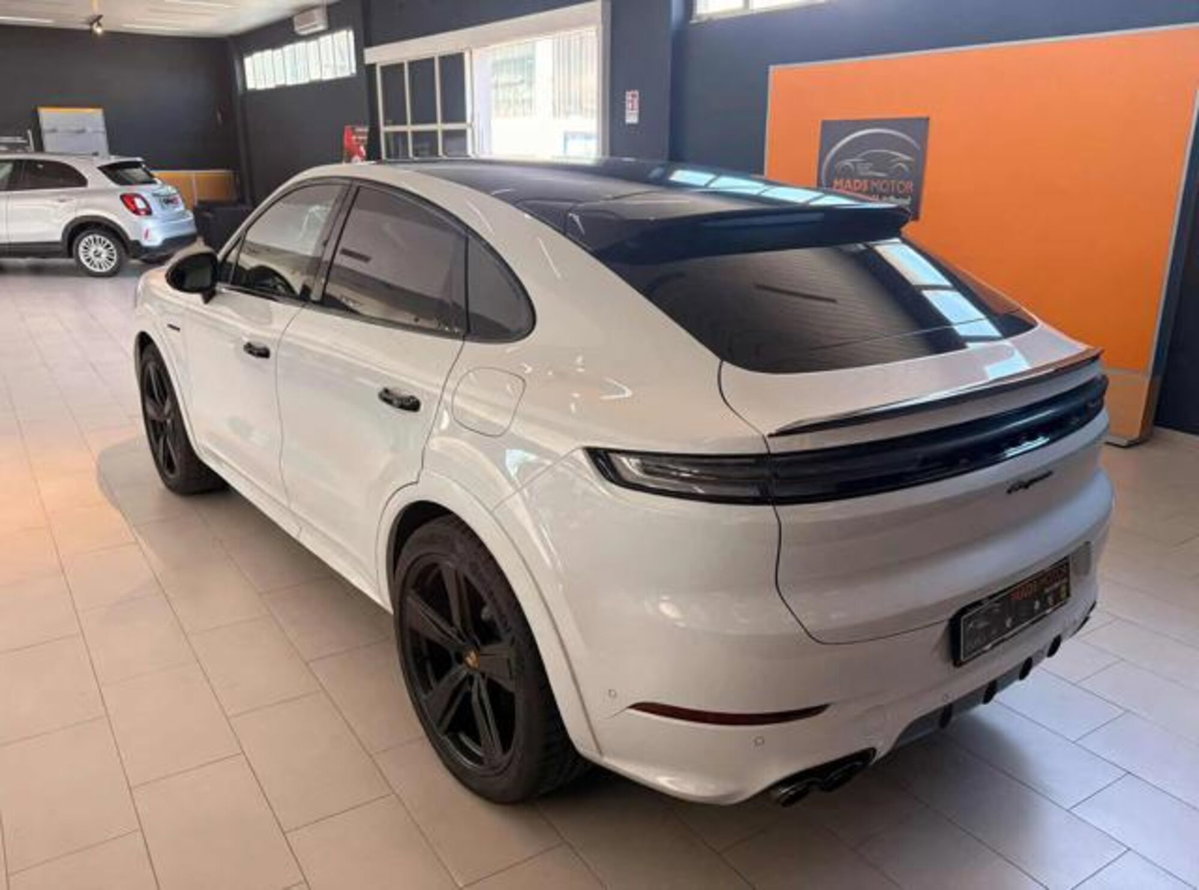 Porsche Cayenne Coupé 3.0 V6 E-Hybrid (8)