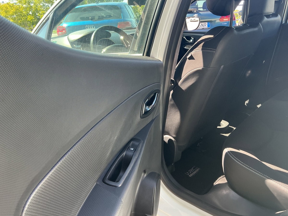 Renault Clio 1.5 dCi 8V 75CV 5 porte Costume National (17)
