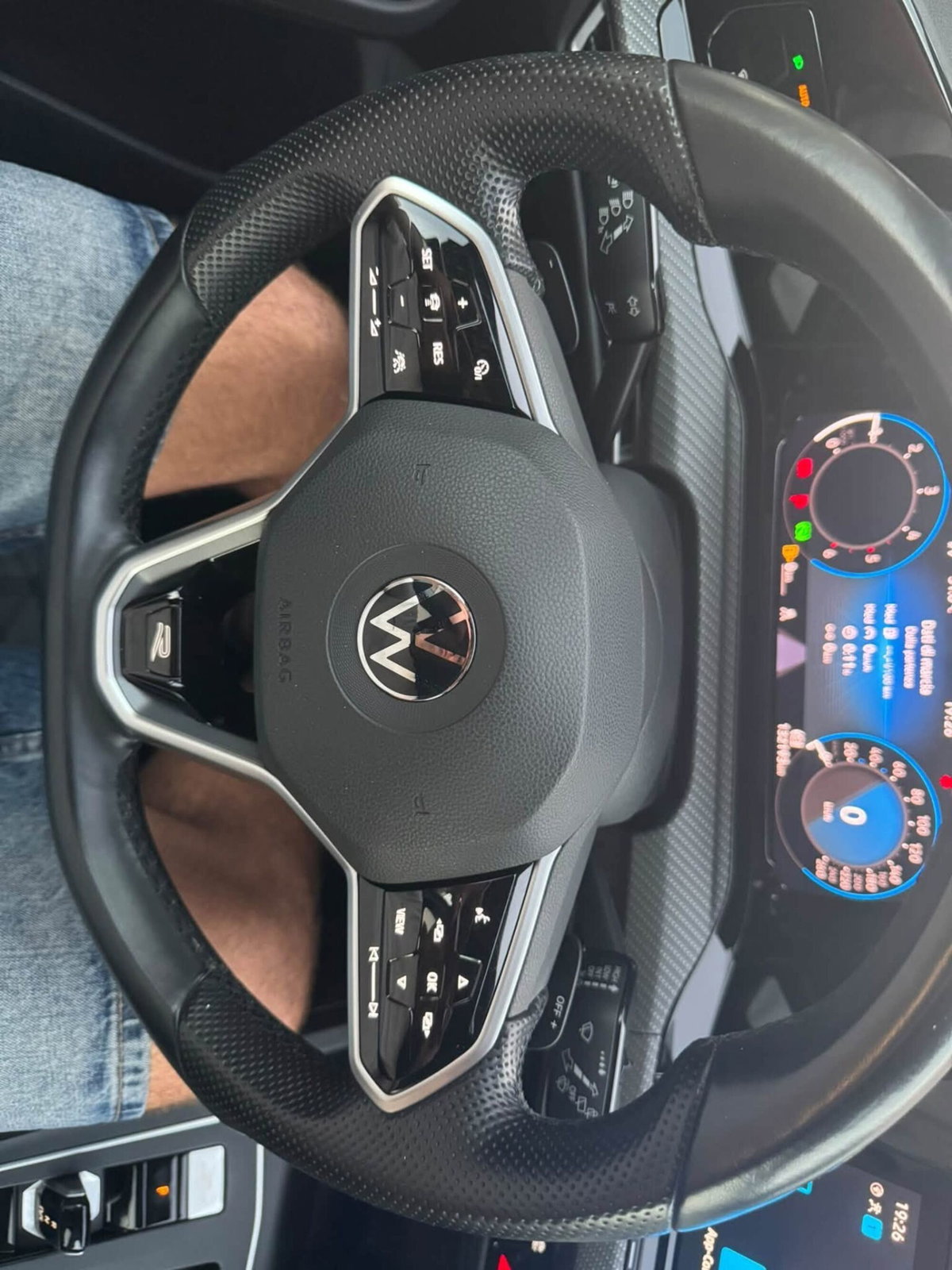 Volkswagen Golf 2.0 TDI 150 CV SCR R-Line (11)