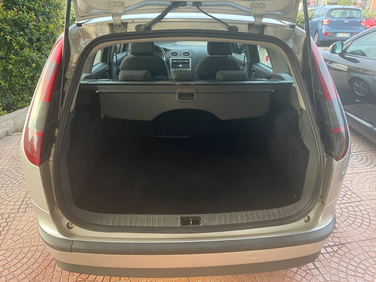 Ford Focus Station Wagon 1.8 TDDi cat SW Ghia (5)