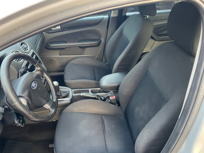 Ford Focus Station Wagon 1.8 TDDi cat SW Ghia (7)