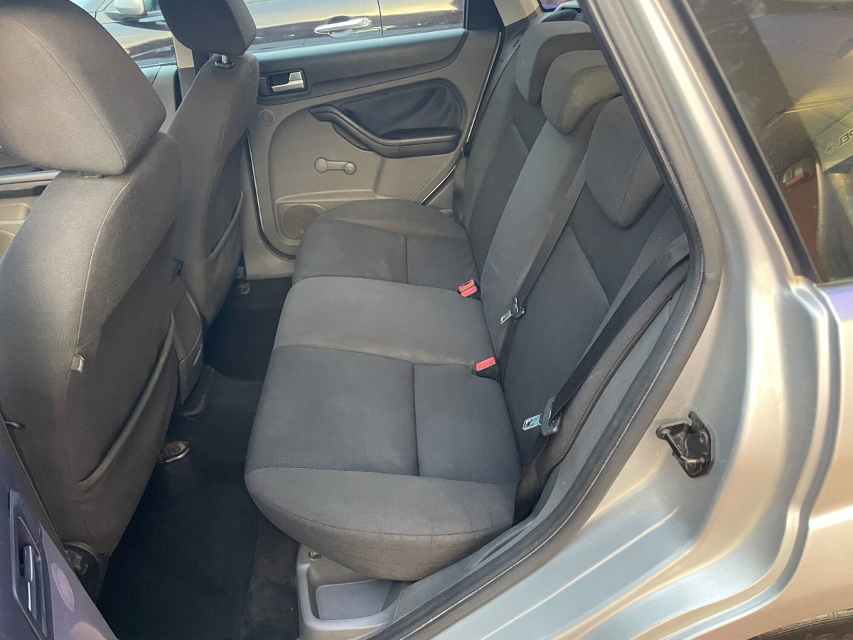 Ford Focus Station Wagon 1.8 TDDi cat SW Ghia (8)