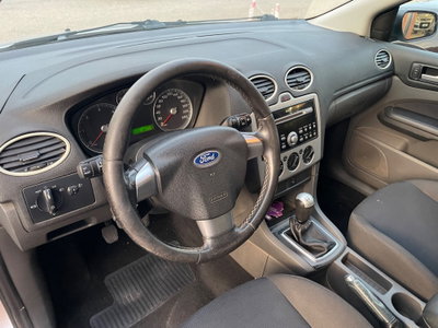Ford Focus Station Wagon 1.8 TDDi cat SW Ghia (9)