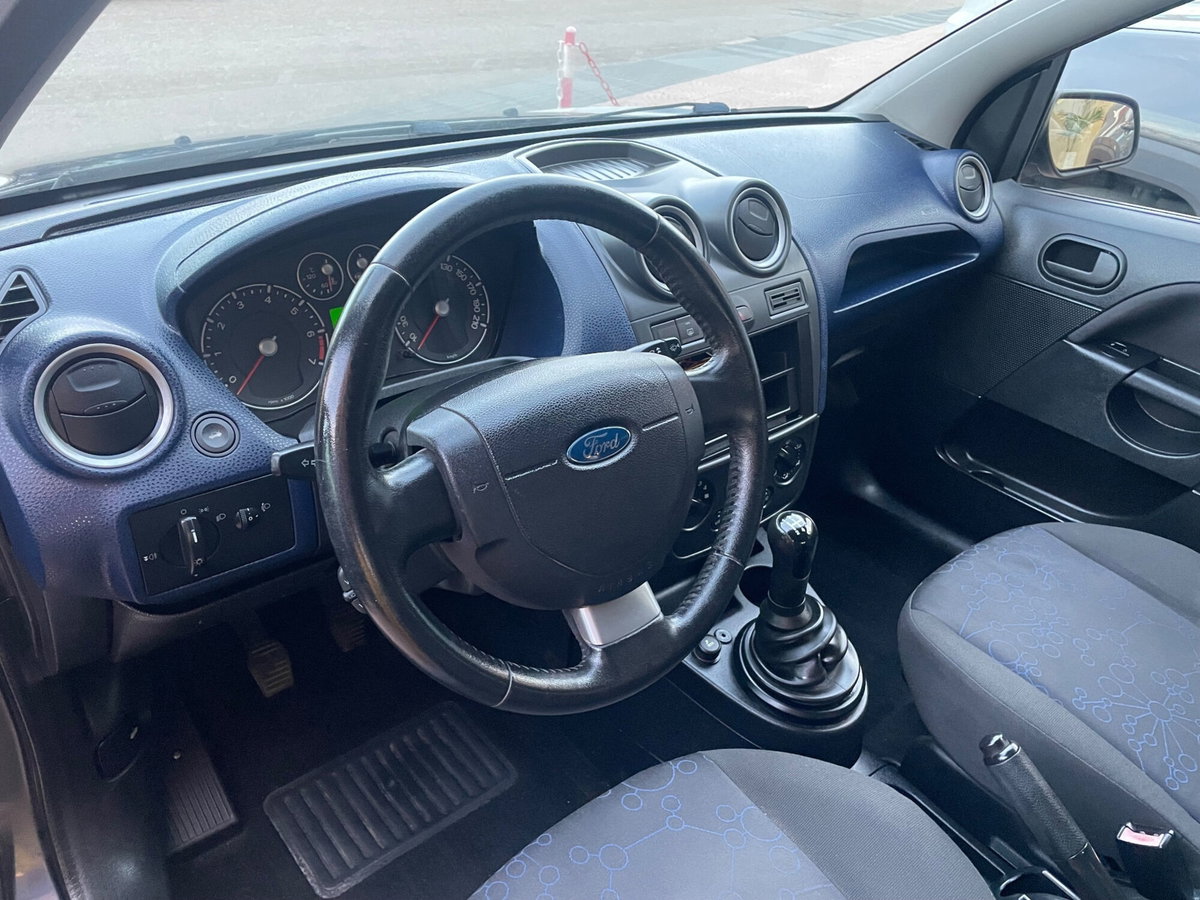 Ford Fiesta 1.2 16V 5p. Ghia (7)