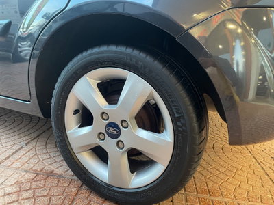 Ford Fiesta 1.2 16V 5p. Ghia (9)