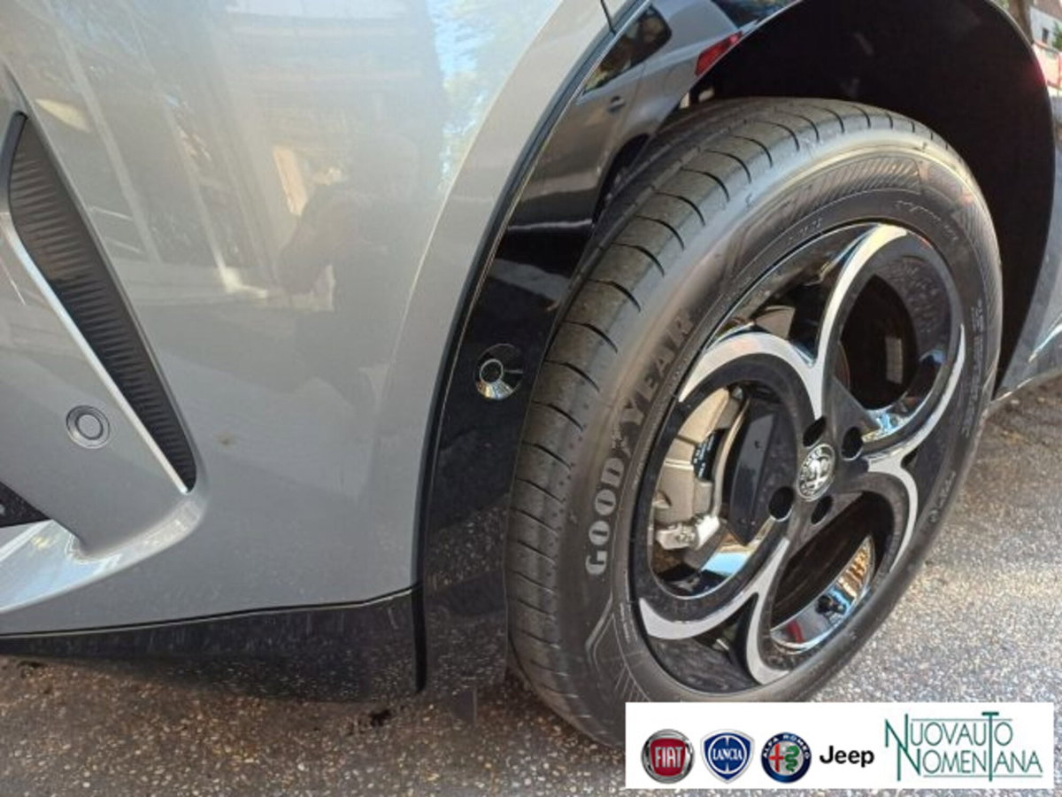 Alfa Romeo Junior 1.2 ibrida Q4 Ti 145cv edct6 (4)