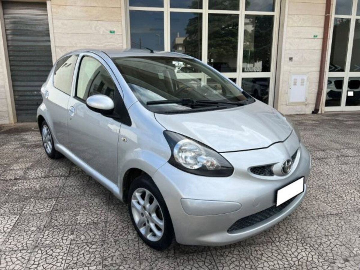 Toyota Aygo 1.0 12V VVT-i 5 porte (3)