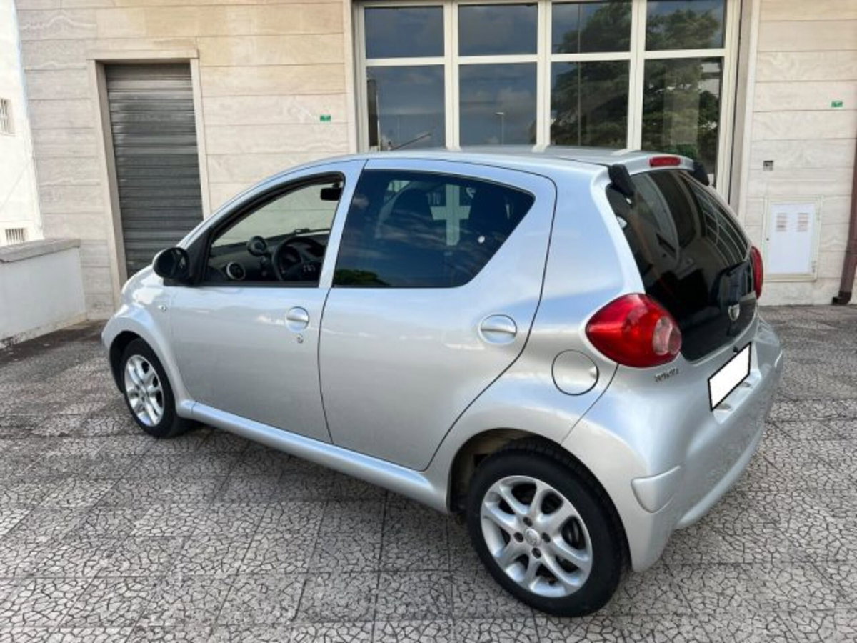 Toyota Aygo 1.0 12V VVT-i 5 porte (6)