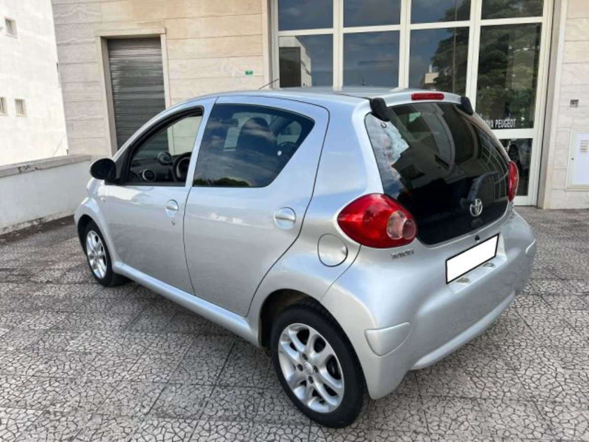 Toyota Aygo 1.0 12V VVT-i 5 porte (7)