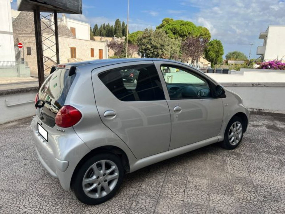 Toyota Aygo 1.0 12V VVT-i 5 porte (8)