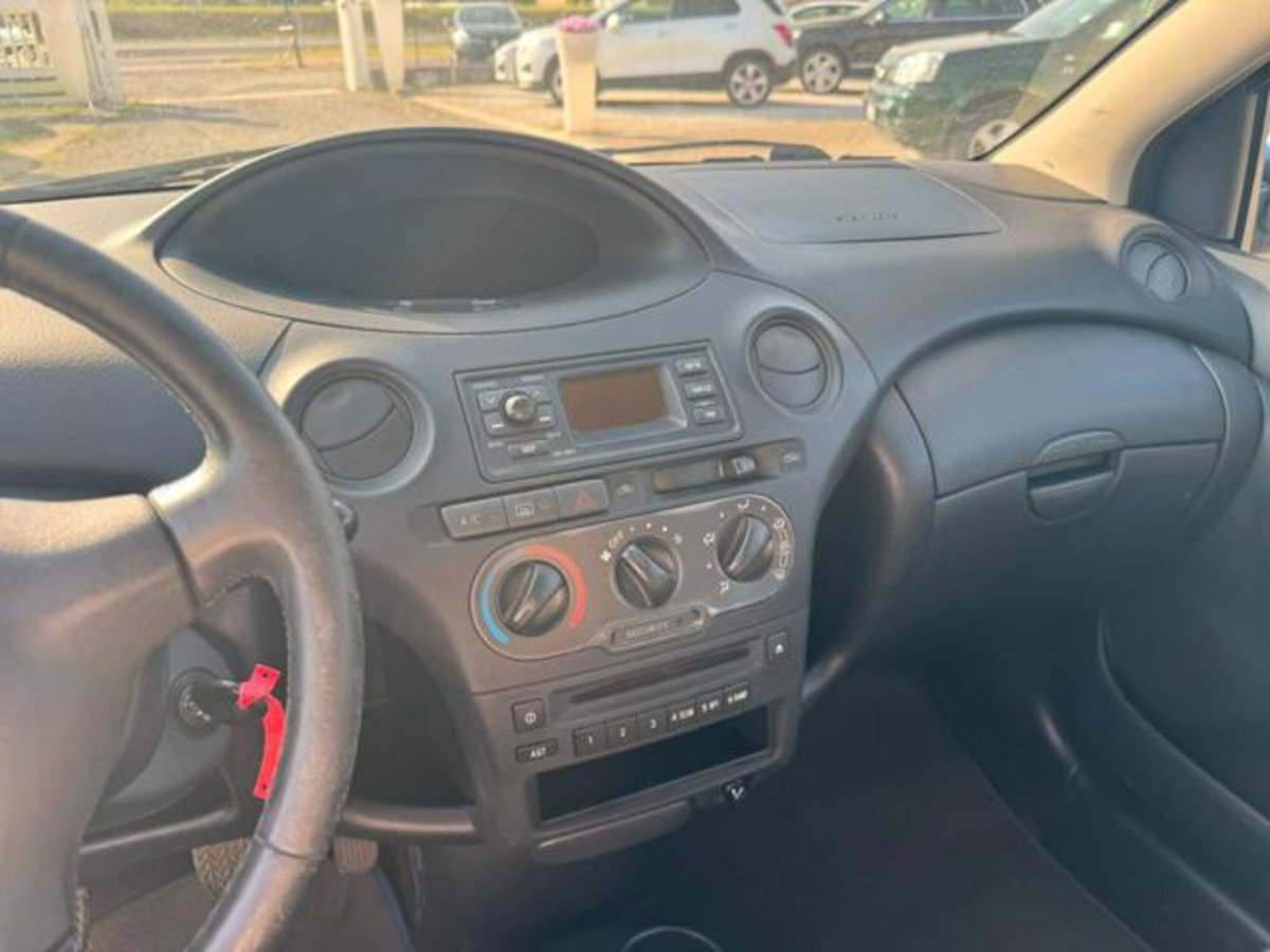 Toyota Yaris 16V cat 5 porte Sol (10)