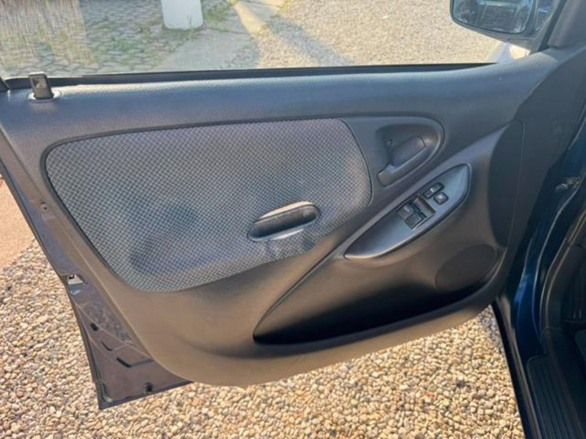 Toyota Yaris 16V cat 5 porte Sol (8)