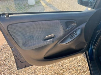 Toyota Yaris 16V cat 5 porte Sol (8)