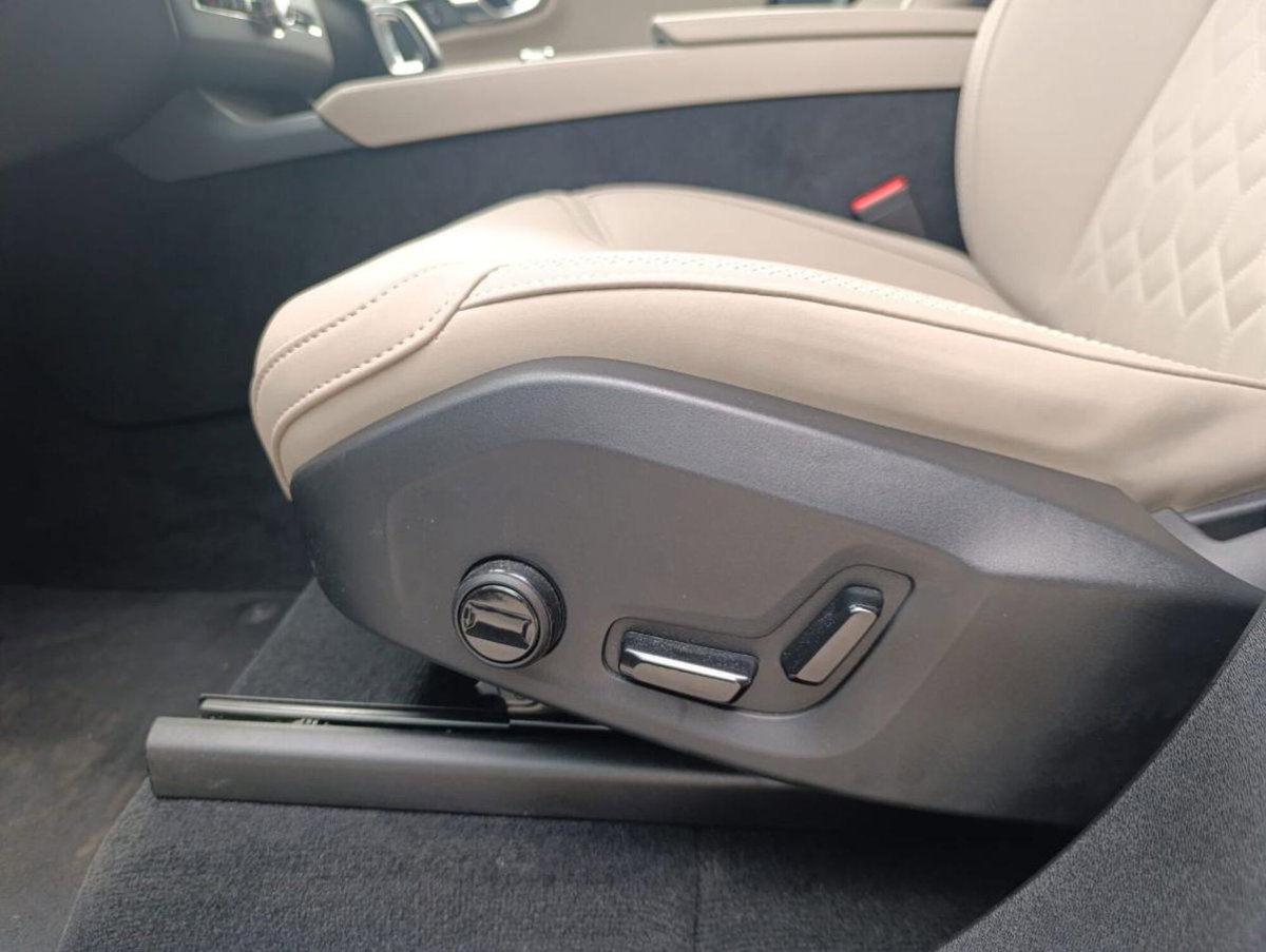 Volvo XC90 B5 (d) AWD Geartronic 7 posti Momentum (16)