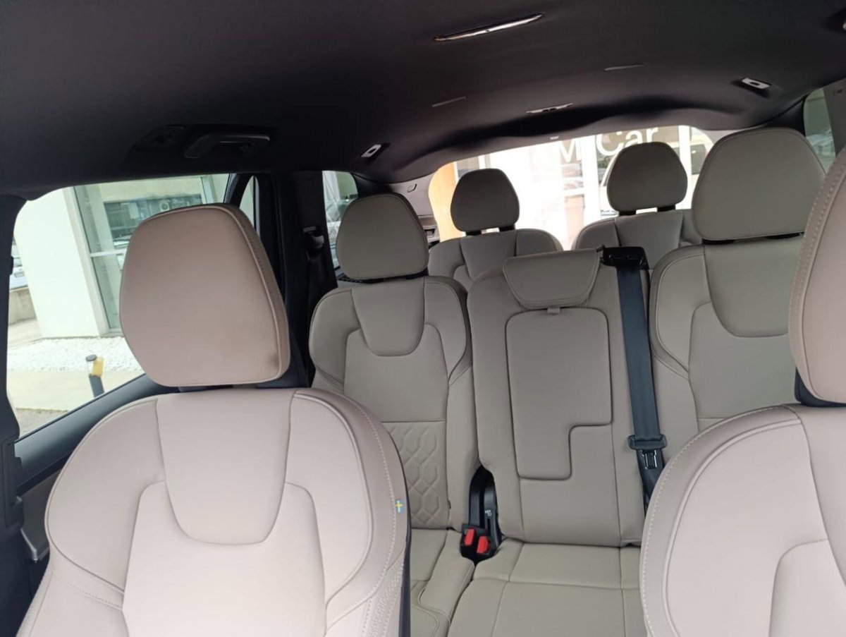 Volvo XC90 B5 (d) AWD Geartronic 7 posti Momentum (17)