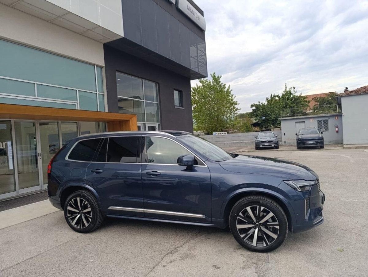 Volvo XC90 B5 (d) AWD Geartronic 7 posti Momentum (2)