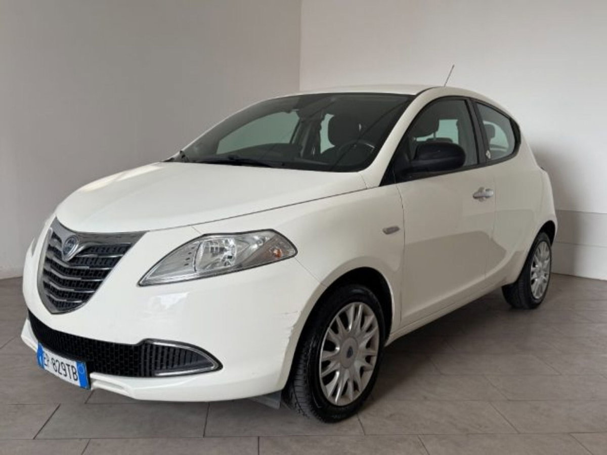 Lancia Ypsilon 1.2 69 CV 5 porte GPL Ecochic Gold (2)
