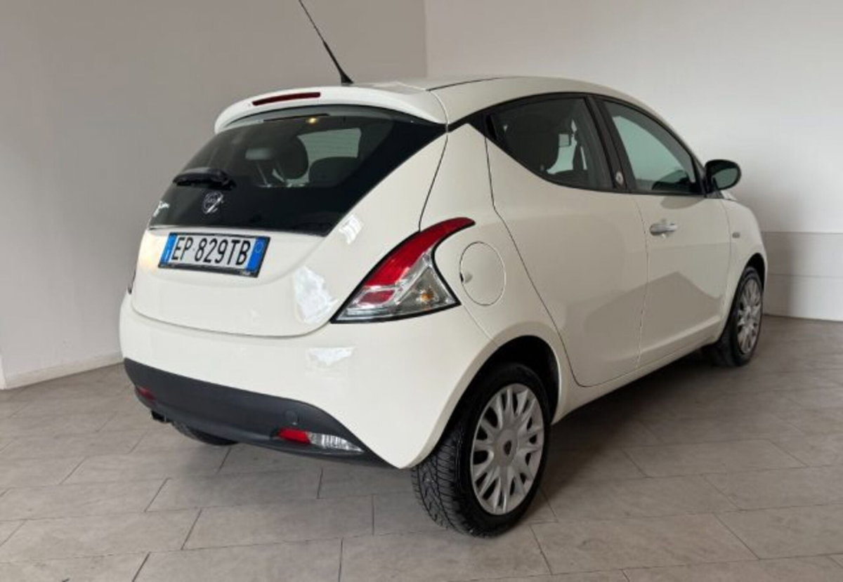 Lancia Ypsilon 1.2 69 CV 5 porte GPL Ecochic Gold (4)