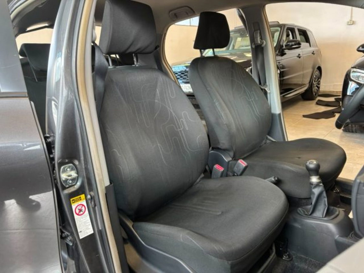 Toyota Yaris 1.0 5 porte (10)
