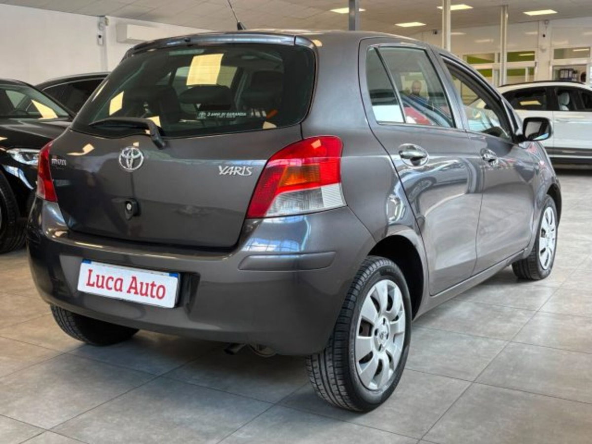 Toyota Yaris 1.0 5 porte (4)