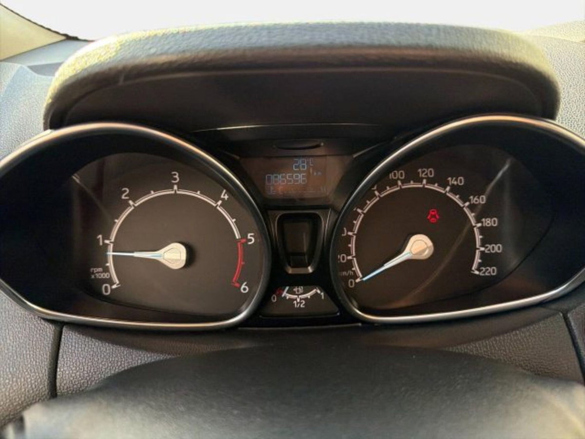 Ford EcoSport 1.5 TDCi 95 CV Titanium S (9)