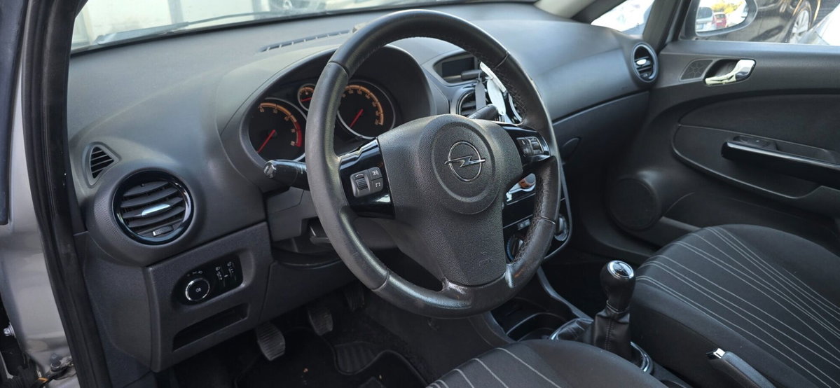 Opel Corsa 1.2i 16V cat 5 porte Cosmo (11)