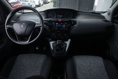 Lancia Ypsilon 1.0 FireFly 5 porte S&S Hybrid Silver Plus (2)