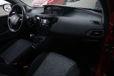 Lancia Ypsilon 1.0 FireFly 5 porte S&S Hybrid Silver Plus (8)