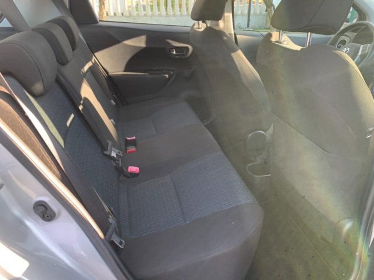 Toyota Yaris 1.0 5 porte Active (11)