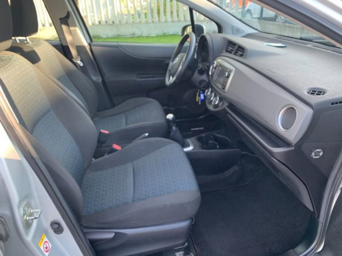 Toyota Yaris 1.0 5 porte Active (12)