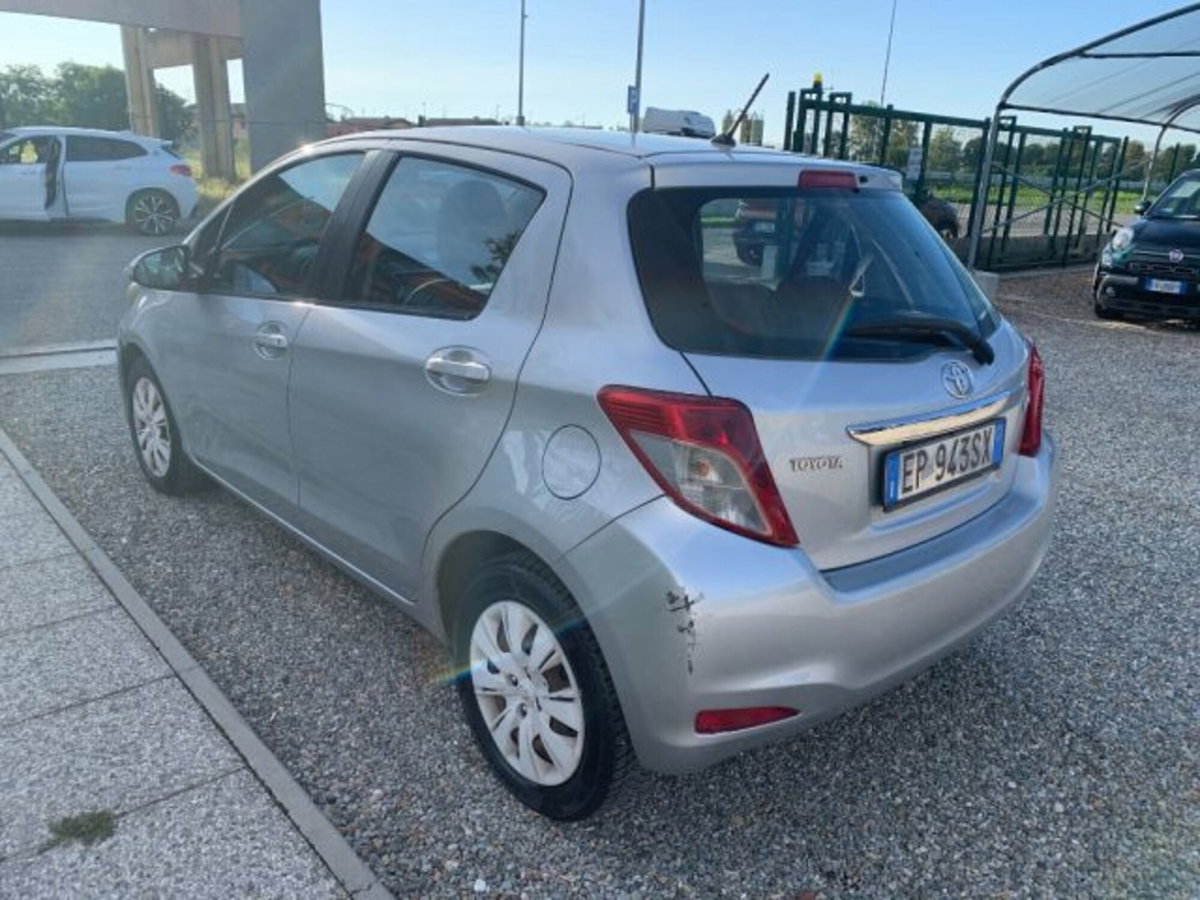 Toyota Yaris 1.0 5 porte Active (7)