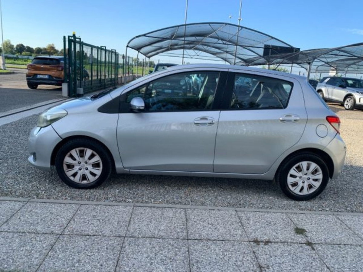 Toyota Yaris 1.0 5 porte Active (8)