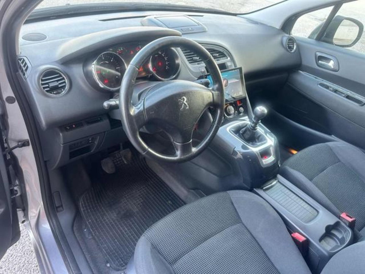 Peugeot 5008 1.6 HDi 115CV Access (9)