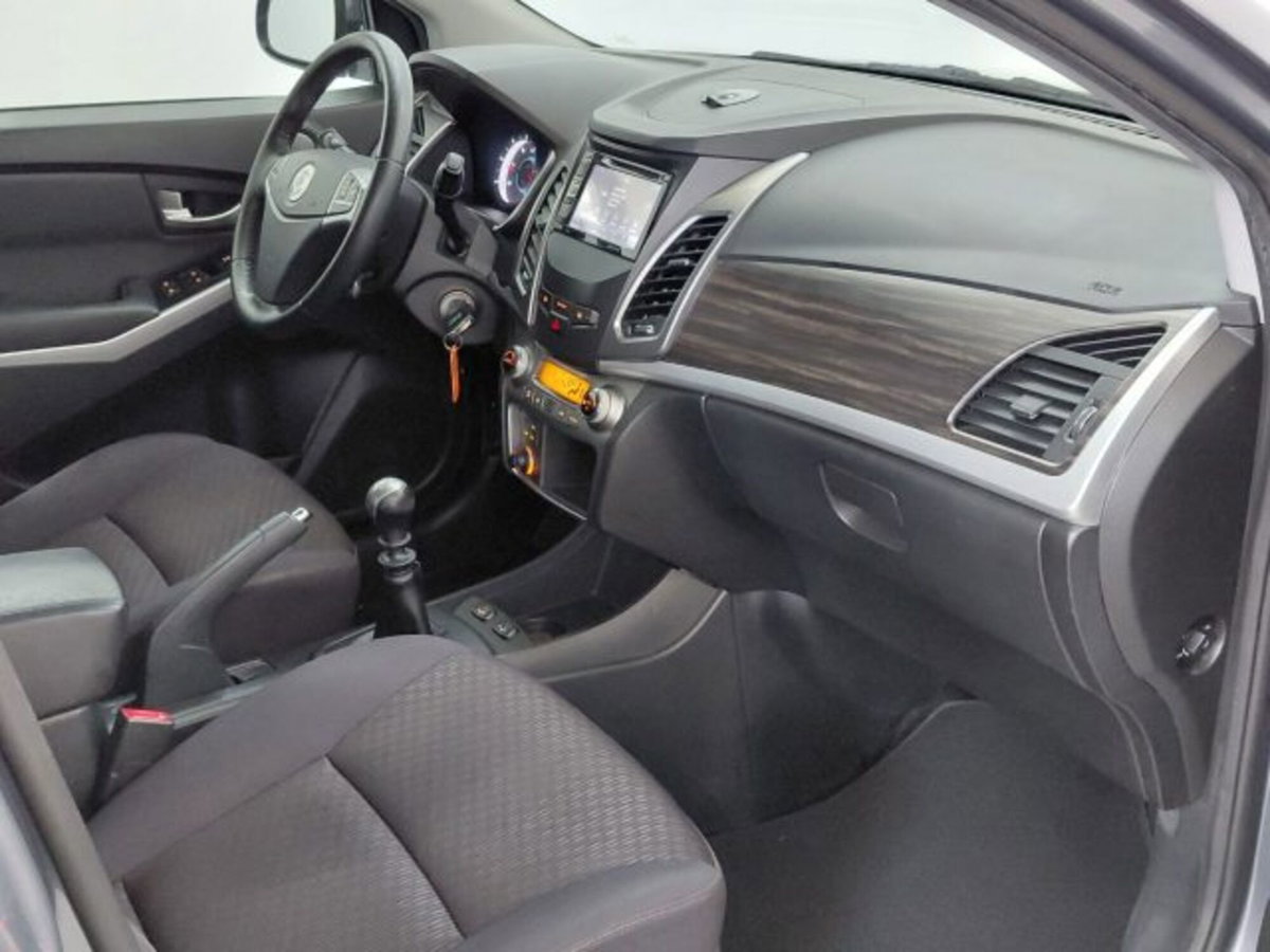 Ssangyong Korando 2.2 Diesel 2WD MT Limited (2)