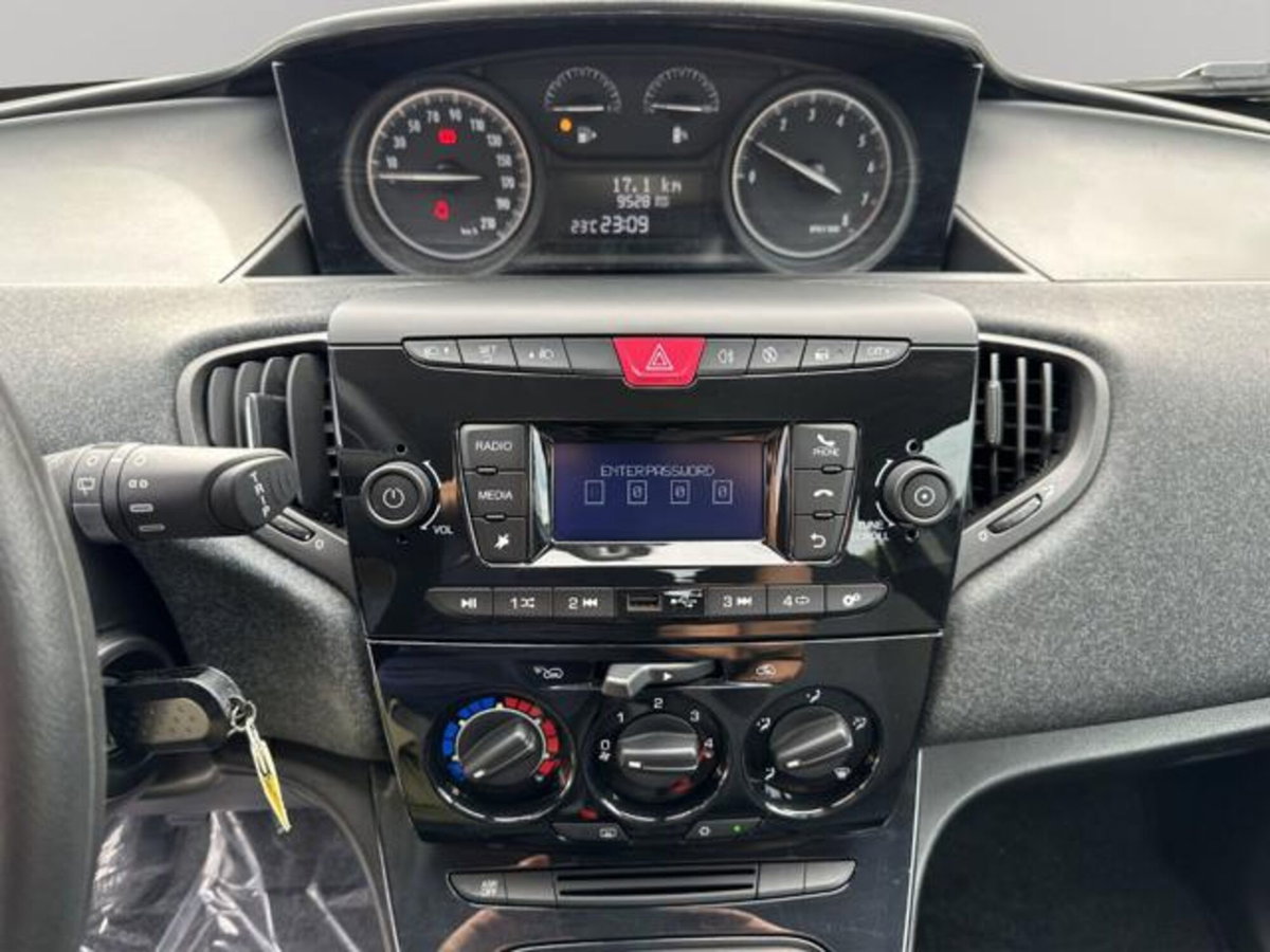 Lancia Ypsilon 1.0 FireFly 5 porte S&S Hybrid Silver Plus (10)