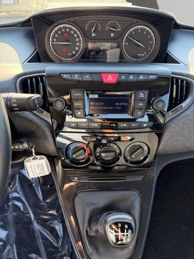 Lancia Ypsilon 1.0 FireFly 5 porte S&S Hybrid Silver Plus (10)