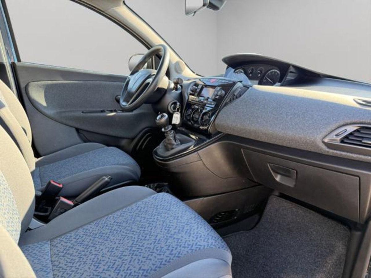 Lancia Ypsilon 1.0 FireFly 5 porte S&S Hybrid Silver Plus (16)