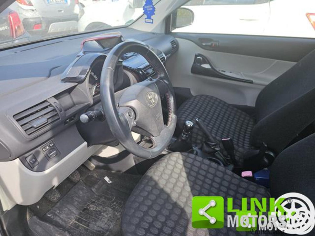 Toyota iQ 1.3 Executive (5)