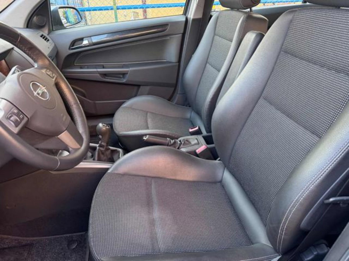 Opel Astra 1.6 16V Twinport 5 porte Cosmo (10)