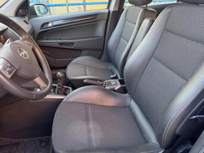 Opel Astra 1.6 16V Twinport 5 porte Cosmo (10)