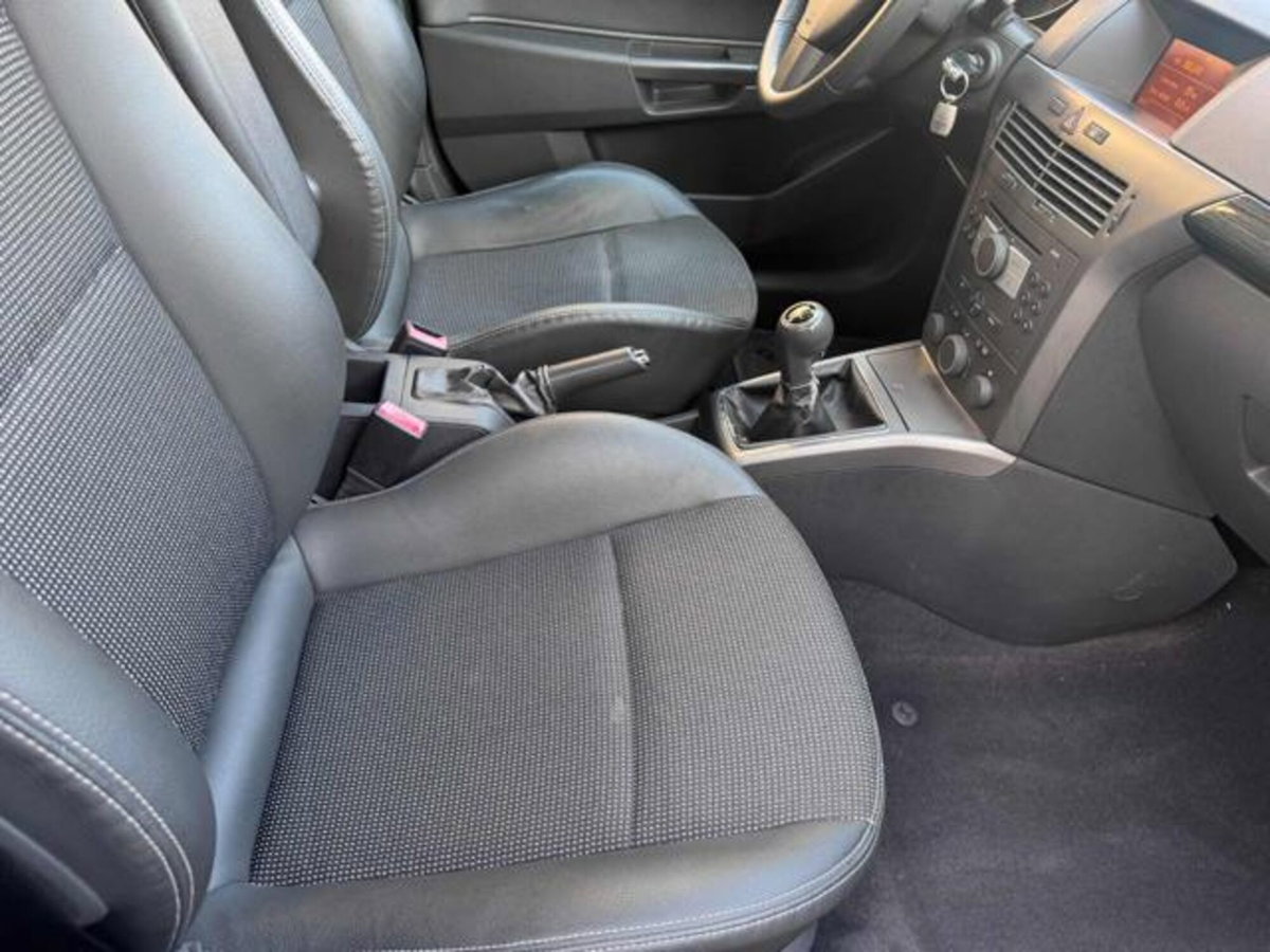 Opel Astra 1.6 16V Twinport 5 porte Cosmo (9)