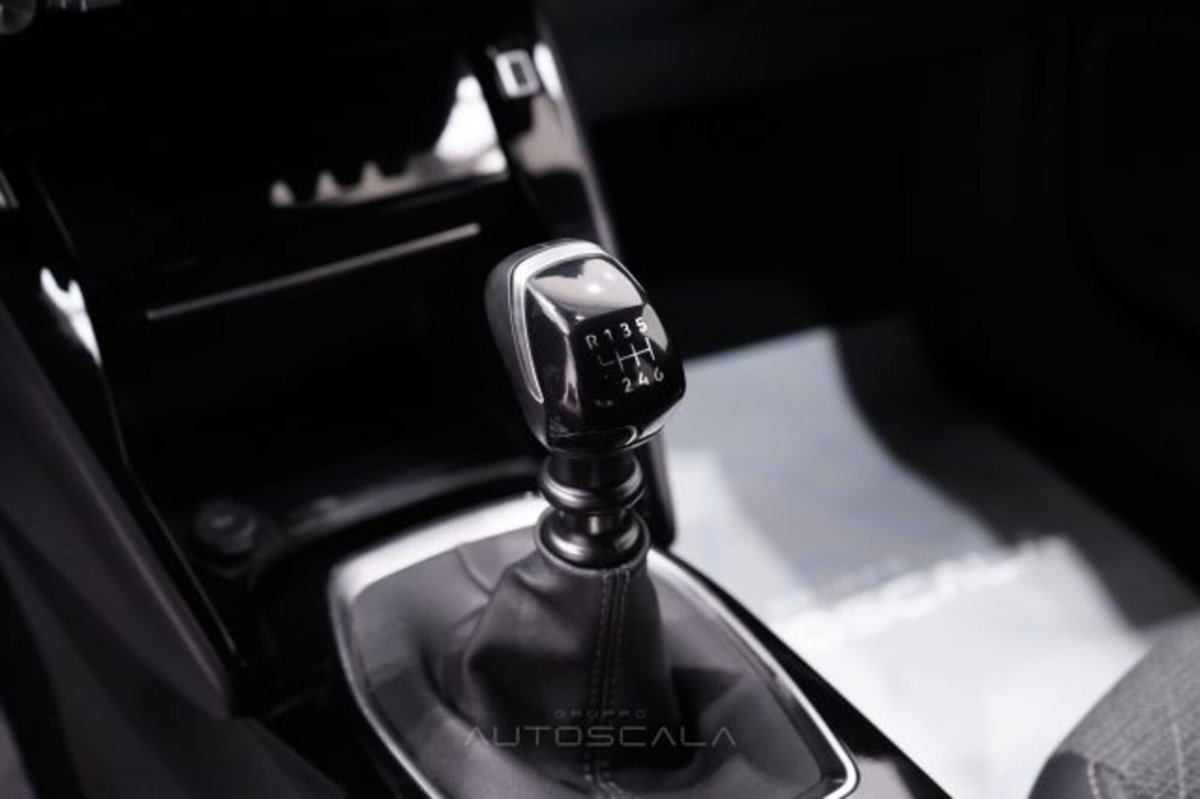 Peugeot 2008 1.2 puretech Allure s&s 100cv (15)