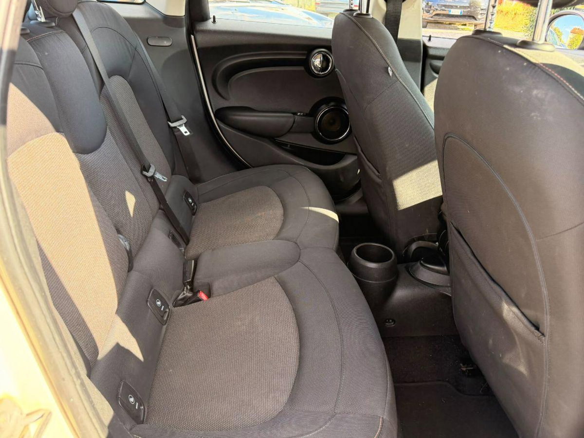 MINI Mini 1.5 Cooper D Business 5 porte (19)