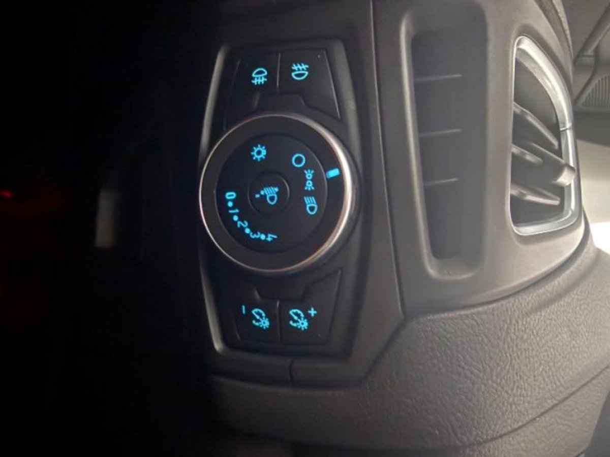 Ford Focus Station Wagon 1.5 TDCi 120 CV Start&Stop Powershift SW Titanium X (14)