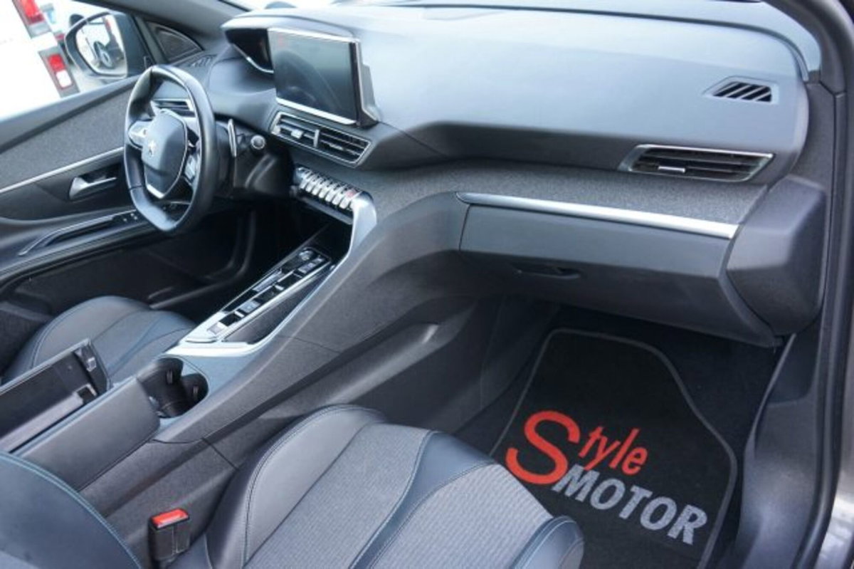 Peugeot 3008 Hybrid4 300 e-EAT8 GT (6)